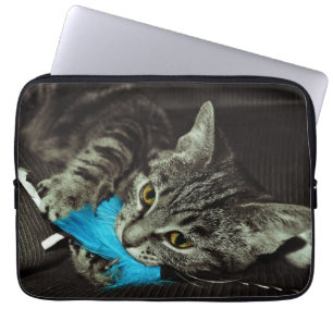 Tabby Cat mit Feather von Shirley Taylor Laptopschutzhülle