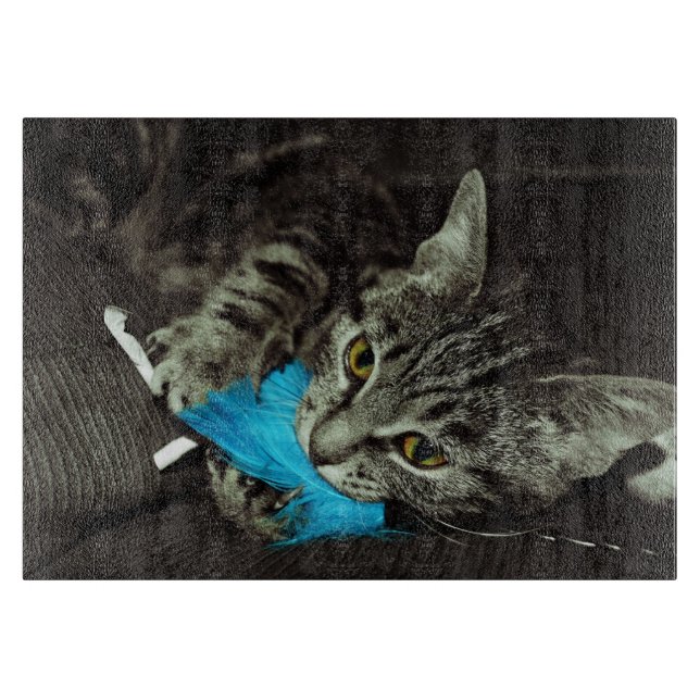 Tabby Cat mit Feather von Shirley Taylor Schneidebrett (Vorderseite)
