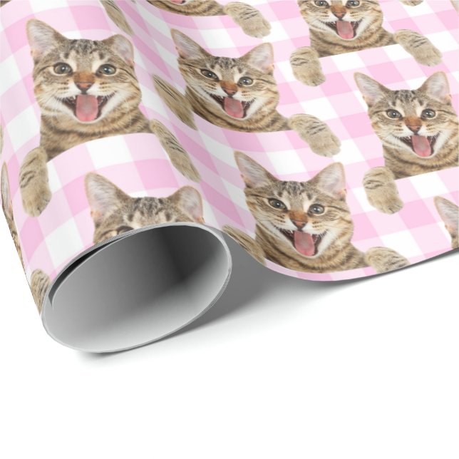 Tabby Cat On Pink Gingham Geschenkpapier (Rolleneckpunkt)