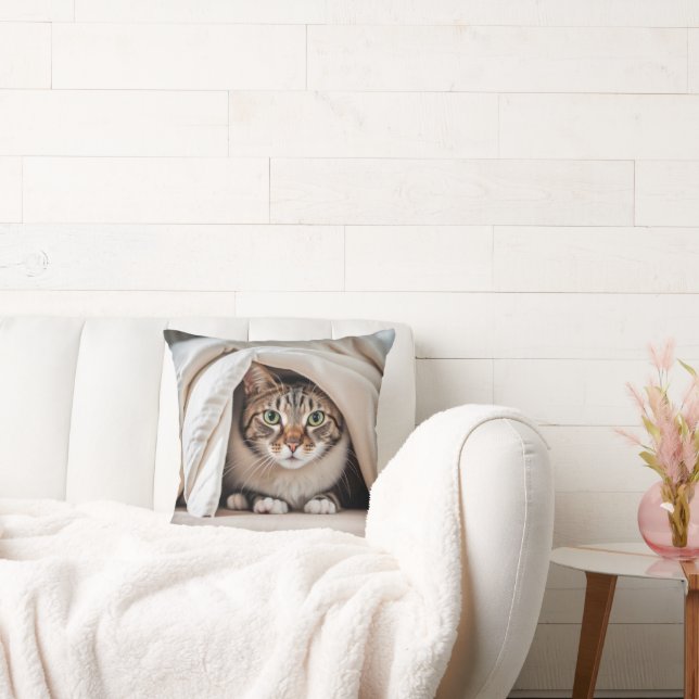 Tabby Cat versteckt sich unter einer Decke Kissen (Liege)