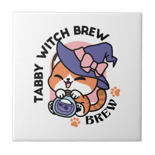 Tabby Hexentrank – Süßes Halloween-Katzendesign Fliese