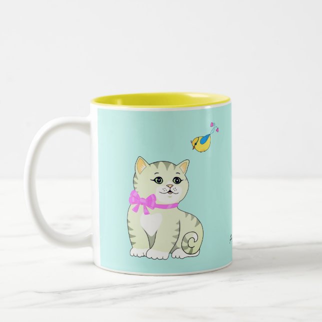 Tabby Kitty Cat & Little Bird auf Light Blue Zweifarbige Tasse (Links)