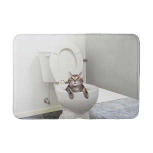 Tabby-Miezekatze in der Toilette Badematte