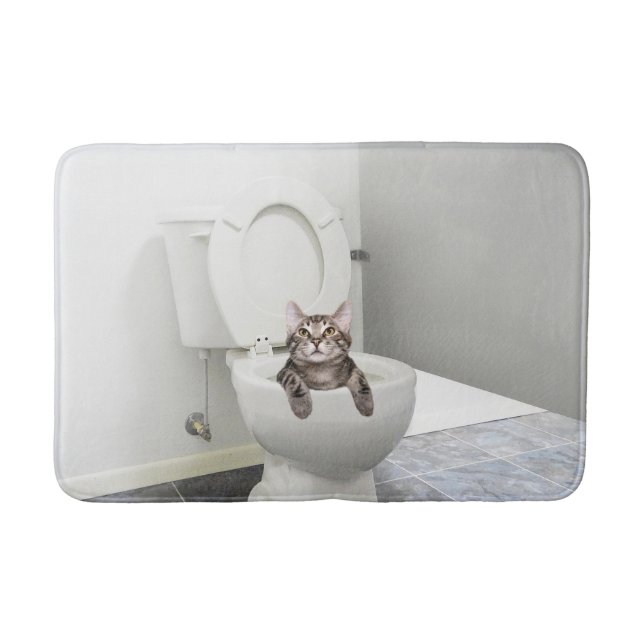 Tabby-Miezekatze in der Toilette Badematte (Vorderseite)