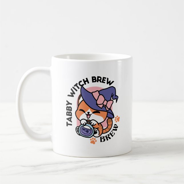 Tabby Witch Brew – Cute Halloween Cat Design Kaffeetasse (Links)