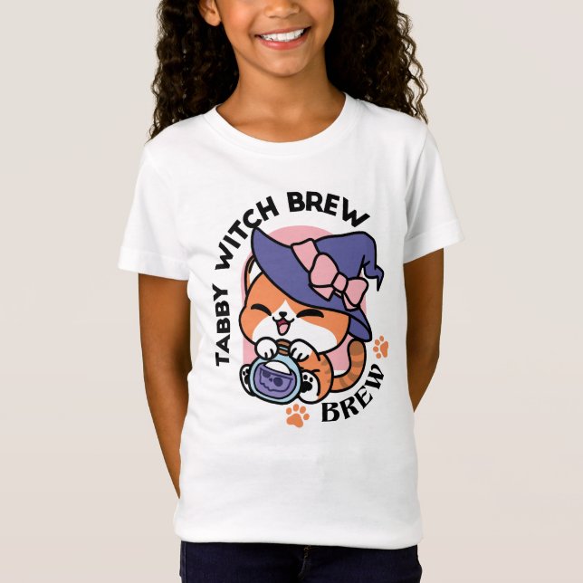Tabby Witch Brew – Cute Halloween Cat Design T-Shirt (Vorderseite)