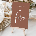 Tabelle 5 mit der Rosthandschrift Tischnummer<br><div class="desc">Einfache und schicke Tischnummer-Karten im Erdton Rost braun und Weiß machen eine elegante Aussage bei Ihrer Hochzeit oder Veranstaltung. Das Design bietet "table [number]" in einem spannenden Mix aus klassischen Serifen und handgeschriebenen Skripten. Design wiederholt sich auf beiden Seiten. Einzelne nummerierte Karten werden separat verkauft; bestellen Sie jede Tischnummer einzeln...</div>