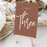 Tabelle DREI Tischnummer<br><div class="desc">Einfache und schicke Tischnummer-Karten im Erdton Rost braun und Weiß machen eine elegante Aussage bei Ihrer Hochzeit oder Veranstaltung. Das Design bietet "table [number]" in einem spannenden Mix aus klassischen Serifen und handgeschriebenen Skripten. Design wiederholt sich auf beiden Seiten. Einzelne nummerierte Karten werden separat verkauft; bestellen Sie jede Tischnummer einzeln...</div>