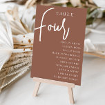 Tabelle FOUR   Gast-Namen von Hand Tischnummer<br><div class="desc">Einfache und schicke Tischnummer-Karten im Erdton Rost braun und Weiß machen eine elegante Aussage bei Ihrer Hochzeit oder Veranstaltung. Das Design enthält "Table [number]" in einem spannenden Mix aus klassischer Serif und handgeschriebenem Skriptsatz, darunter einzelne Gastnamen. Design wiederholt sich auf beiden Seiten. Einzelne nummerierte Karten werden separat verkauft; bestellen Sie...</div>