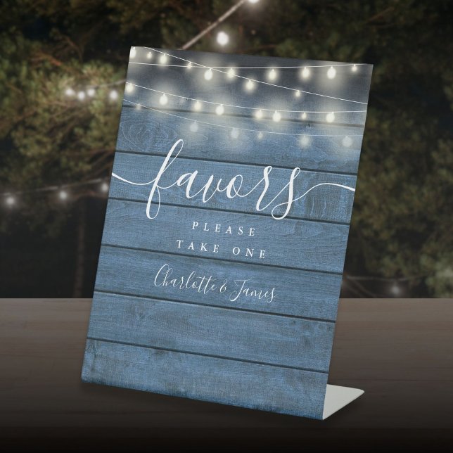 Tabelle mit den blauen Gastgeschenke Hochzeiten vo Sockelschild (String Lights Blue Wood Wedding Favors Table Pedestal Sign)