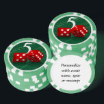 Tabelle mit Las Vegas Dice Craps Pokerchips<br><div class="desc">* Crap Tisch Hintergrund mit roten Las Vegas Dice - ein echter Gamblers Delight ! * Nett als Begrüßungsgeschenk, Hochzeitsgeschenke oder personalisiertes Hochzeitsgeschenk von Las Vegas für Ihre Hochzeitsfeier Crew. * Poker-Chips haben neun Farboptionen. * Wählen Sie Schriftart Stil, Farbe und Textgröße für die Personalisierung auf der Rückseite. * Der...</div>
