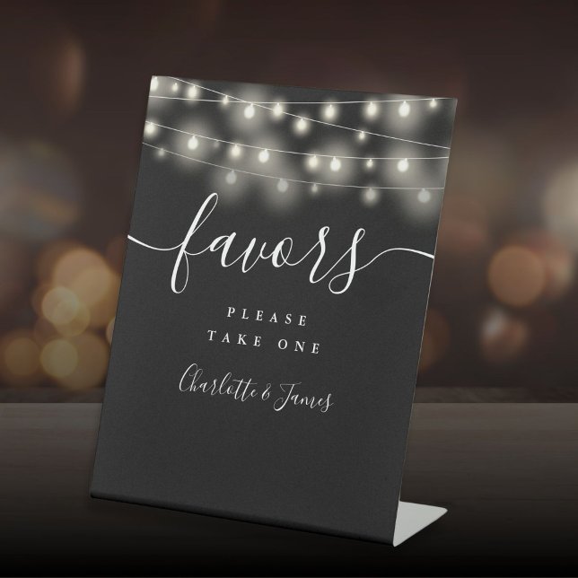 Tabelle mit schwarzen und weißen Gastgeschenke Hoc Sockelschild (String Lights Black And White Wedding Favors Table Pedestal Sign)