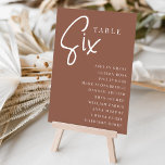 Tabelle SIX   Gast-Namen mit Handschrift Tischnummer<br><div class="desc">Einfache und schicke Tischnummer-Karten im Erdton Rost braun und Weiß machen eine elegante Aussage bei Ihrer Hochzeit oder Veranstaltung. Das Design enthält "Table [number]" in einem spannenden Mix aus klassischer Serif und handgeschriebenem Skriptsatz, darunter einzelne Gastnamen. Design wiederholt sich auf beiden Seiten. Einzelne nummerierte Karten werden separat verkauft; bestellen Sie...</div>