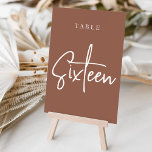 Tabelle SIXTEEN, handgescannt Tischnummer<br><div class="desc">Einfache und schicke Tischnummer-Karten im Erdton Rost braun und Weiß machen eine elegante Aussage bei Ihrer Hochzeit oder Veranstaltung. Das Design bietet "table [number]" in einem spannenden Mix aus klassischen Serifen und handgeschriebenen Skripten. Design wiederholt sich auf beiden Seiten. Einzelne nummerierte Karten werden separat verkauft; bestellen Sie jede Tischnummer einzeln...</div>