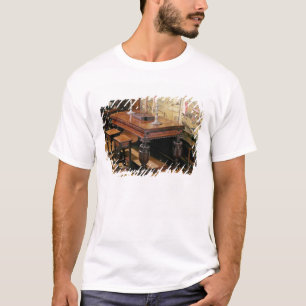 Tabelle und Stühle, bekannt als T-Shirt