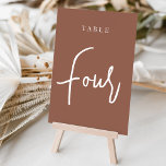 Tabelle vier mit der Rosthandschrift Tischnummer<br><div class="desc">Einfache und schicke Tischnummer-Karten im Erdton Rost braun und Weiß machen eine elegante Aussage bei Ihrer Hochzeit oder Veranstaltung. Das Design bietet "table [number]" in einem spannenden Mix aus klassischen Serifen und handgeschriebenen Skripten. Design wiederholt sich auf beiden Seiten. Einzelne nummerierte Karten werden separat verkauft; bestellen Sie jede Tischnummer einzeln...</div>