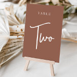 Tabelle ZWEI Tischnummer<br><div class="desc">Einfache und schicke Tischnummer-Karten im Erdton Rost braun und Weiß machen eine elegante Aussage bei Ihrer Hochzeit oder Veranstaltung. Das Design bietet "table [number]" in einem spannenden Mix aus klassischen Serifen und handgeschriebenen Skripten. Design wiederholt sich auf beiden Seiten. Einzelne nummerierte Karten werden separat verkauft; bestellen Sie jede Tischnummer einzeln...</div>