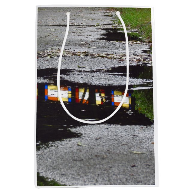 Tabernacle Window Reflection - Martha's Vineyard Mittlere Geschenktüte (Vorderseite)