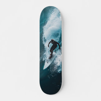 Tabla de Skate Surfista en Acción Skateboard