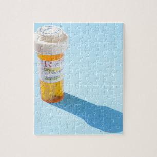 Tablettenfläschchen voll der Medikation Puzzle