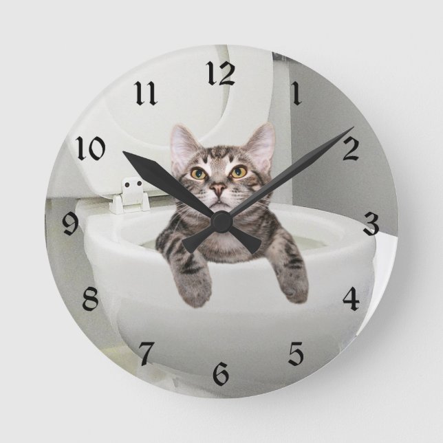 Tablettenkatze in der Toilette Runde Wanduhr (Vorderseite)