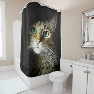 Tablettenkatze mit Abgeschiedenen grünen Augen auf Duschvorhang
