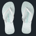 Tadellose grüne Brautjungfern-Hochzeit drehen Flip Flops<br><div class="desc">Hübsches Hochzeits-Party drehen Reinfälle mit Grafiken eines tadellosen grünen Glitters auf einem hellen tadellosen grünen Hintergrund um.  Kundenspezifischer Text ist zum Anzug Ihr Hochzeitsbedarf völlig kundengerecht.</div>