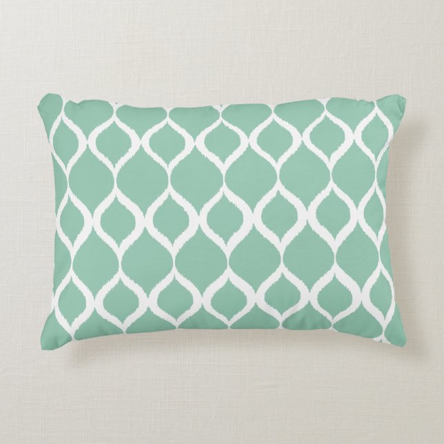 Tadelloses grünes geometrisches Ikat Stammes- Zierkissen (Vorderseite)