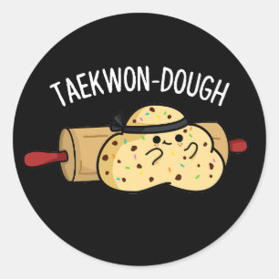 Taekwon-Dough Funny Baking Pun Dark BG Runder Aufkleber