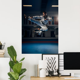 Taekwondo-Athlet führt einen fliegenden Seitentrit Poster