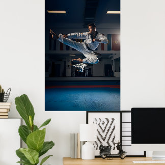 Taekwondo-Athlet führt einen fliegenden Seitentrit Poster