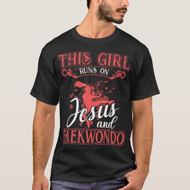 Taekwondo Dieses Mädchen läuft auf Jesus und Taekw T-Shirt (Vorderseite)