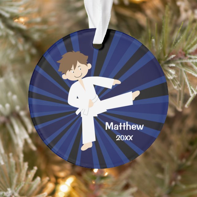 Taekwondo-Karate-weißer Gurt-Junge personalisiert Ornament (Baum)
