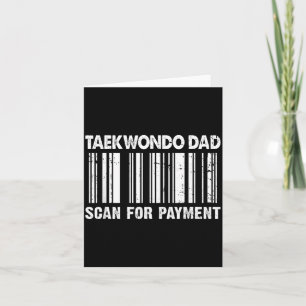 Taekwondo-Vater scannt den Zahlungsbarcode zum Vat Karte