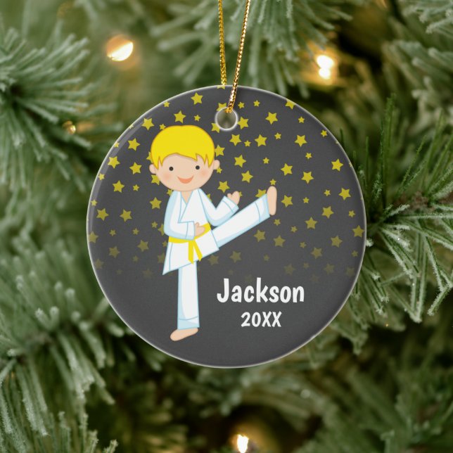 Taekwondo Yellow Belt Blonde Boy Personalized Keramikornament (Baum)