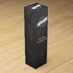 Tafel-Glückwunsch-Geschenk-Wein-Kasten Wein-Geschenkverpackung<br><div class="desc">Dieser Weinkasten kennzeichnet einen Tafelhintergrund und ein weißes Emblem.  Addieren Sie Ihre Selbst wohle Wünsche,  Glückwünsche,  Klaps auf der Rückseite und mehr,  um zu bestätigen,  Absolvent,  Werbeaktion,  neuer Job,  neues Zuhause,  neues Baby,  Hochzeit,  Jahrestag,  gewinnendes Team,  Verkäufe,  Erfolg und mehr.</div>