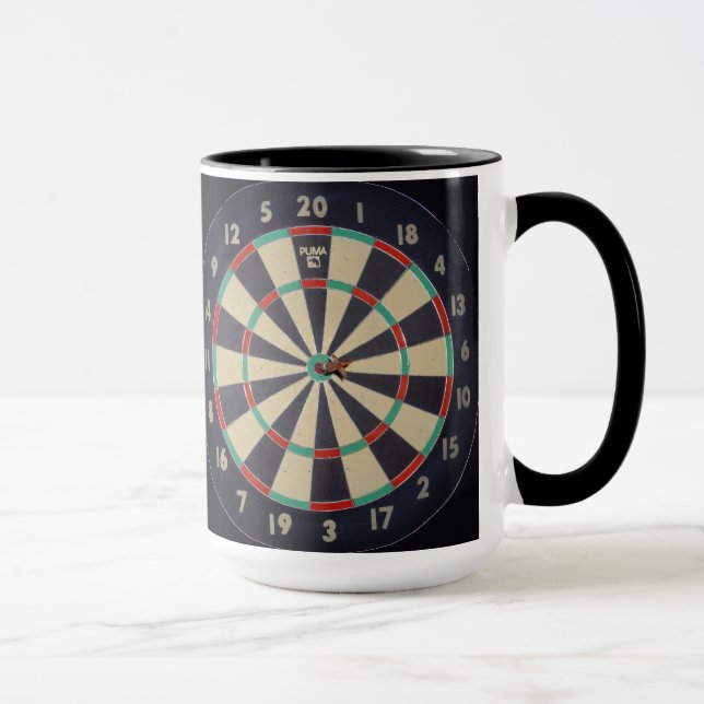 Tafel mit Dart in Bullseye, Tasse (Rechts)