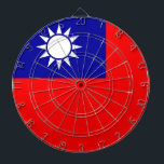 Tafel mit der Flagge Taiwans Dartscheibe<br><div class="desc">Fügen Sie Ihrem Spielzimmer einen dynamischen Flair mit unserem exklusiven Dartboard mit der Flagge Taiwans hinzu! Dieses mit viel Liebe zum Detail entworfene Dartboard ist nicht nur ein funktionaler Gegenstand, es ist eine Feier des taiwanesischen Erbes und kulturellen Stolzes. Das lebendige Design zeigt die ikonische taiwanesische Fahne und macht dieses...</div>