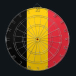 Tafel mit Flagge Belgiens Dartscheibe<br><div class="desc">Mit unserem Dart-Board mit der Flagge Belgiens verwandeln Sie Ihren Spielraum in eine Hommage an das Belgische Erbe! Dieses mit viel Liebe zum Detail gestaltete Dartboard zeigt stolz die schwarzen, gelben und roten Streifen der belgischen Flagge, die die reiche Geschichte und den kulturellen Stolz der Nation symbolisieren. Ob Sie belgische...</div>