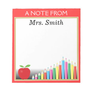 Tafel und farbige Stifte ein Hinweis des Lehrers Notizblock