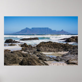Tafelberg mit Strand und Felsen Poster