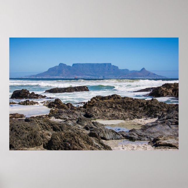 Tafelberg mit Strand und Felsen Poster (Vorne)