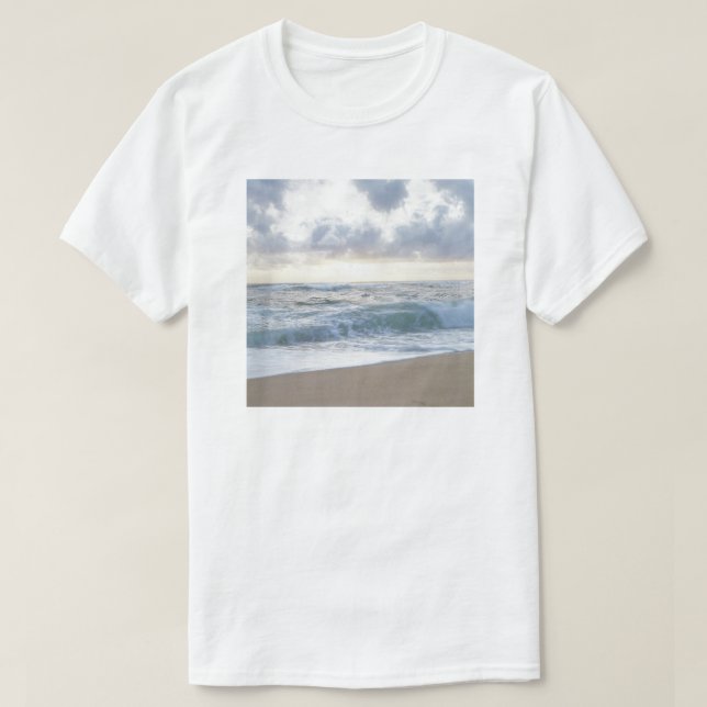 Tag am klaren Strand T-Shirt (Design vorne)