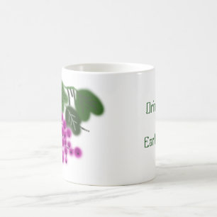 Tag der Erde. lila Trauben und grüne Blätter Tasse