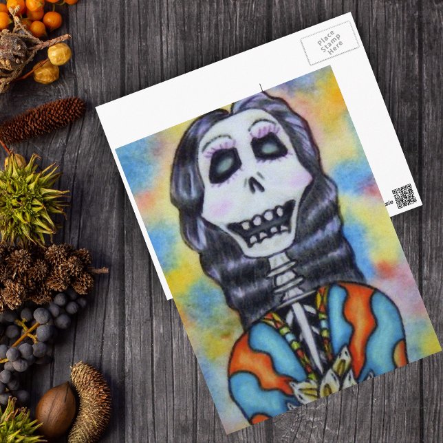 Tag der toten Postkarte (Day of Dead happy lady skeleton orange blue cape flowers on postcard.)