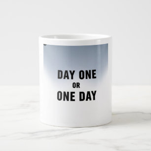 Tag eins oder Ein Tag Jumbo-Tasse