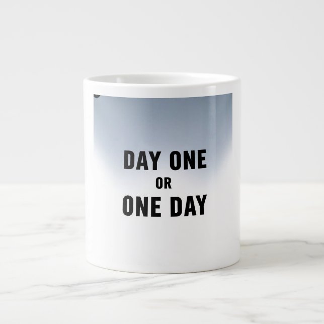 Tag eins oder Ein Tag Jumbo-Tasse (Vorderseite)
