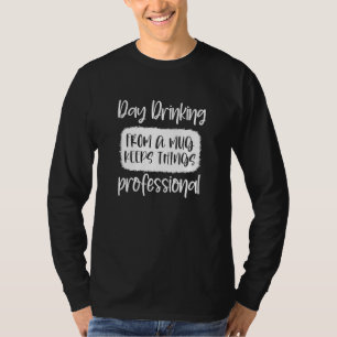 Tages-Trinken aus einer Tasse hält die Dinge profe T-Shirt