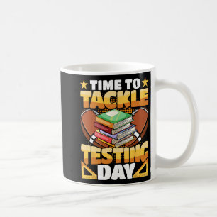 Tagesfußball-Zeit, um den Testlehrer zu bedienen Kaffeetasse