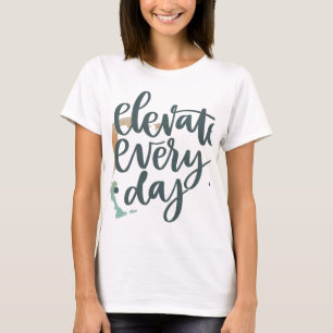 Täglich erhöhen. in mehrfarbigem T-Shirt